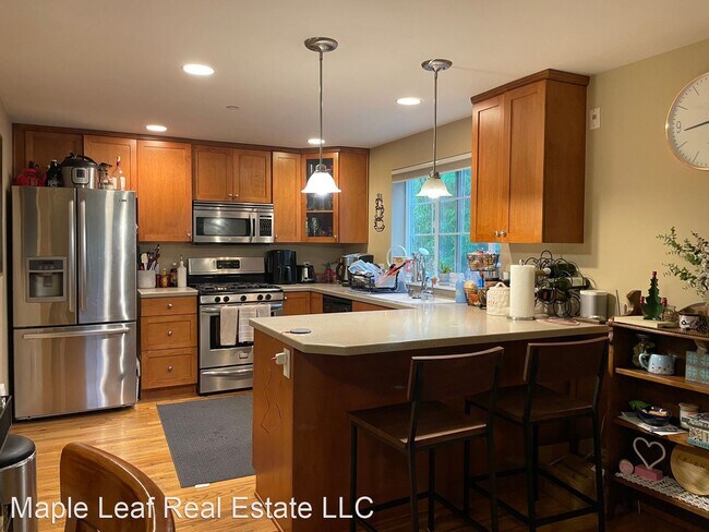 Building Photo - 3 br, 3.5 bath House - 10135 Holman Rd NW