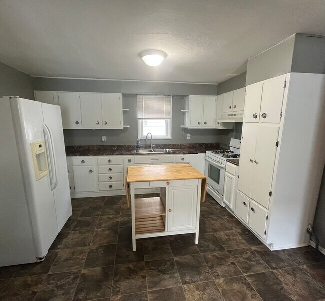 Building Photo - Three Bedroom house in Roxana