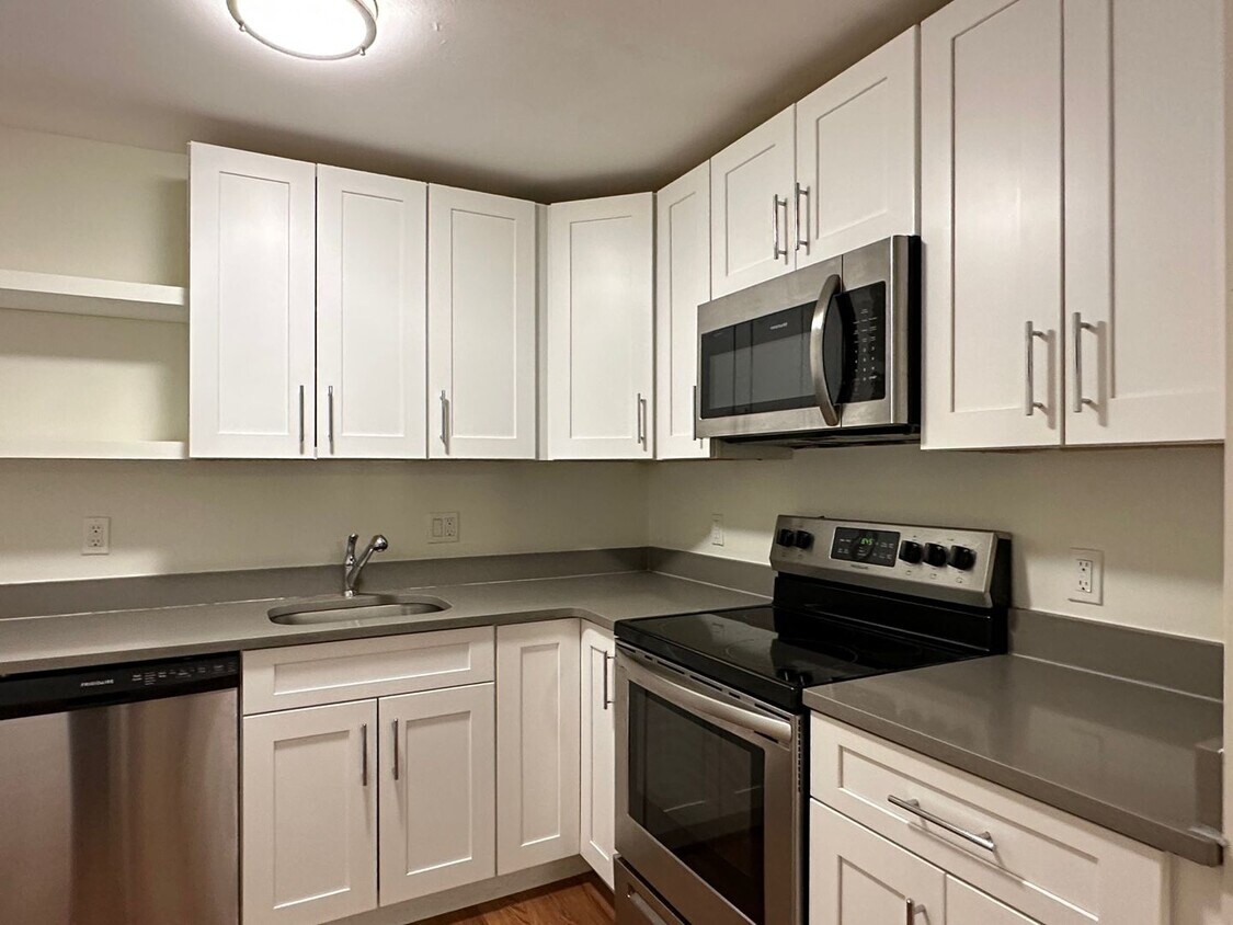 Foto principal - Huge 2 bed located near the Green Line wit...