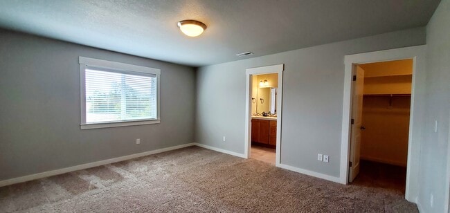 Building Photo - 7031 N Geneva Way