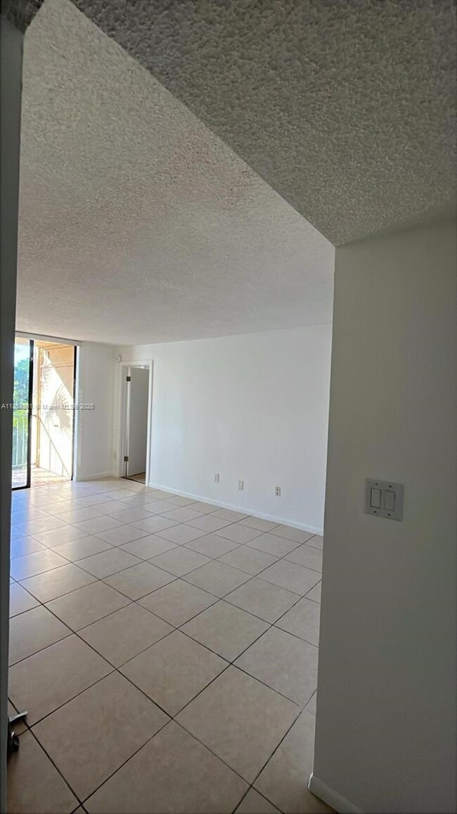 Foto del edificio - 14211 N Kendall Dr