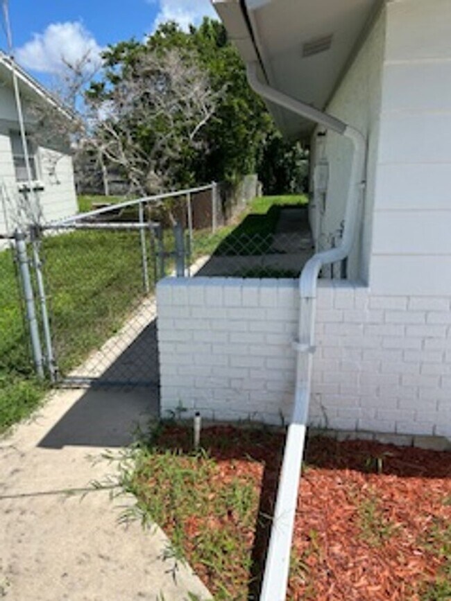 Foto del edificio - AVAILABLE NOW!!  Well maintained 2/2 in a ...