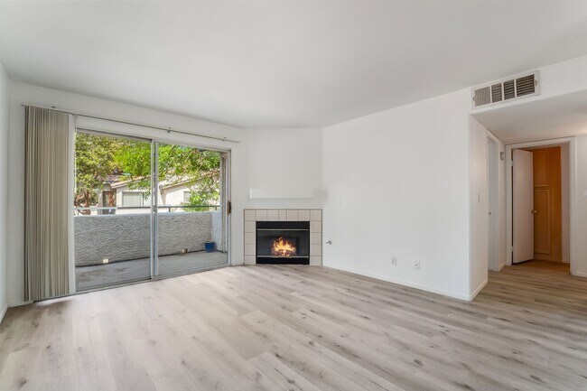 Building Photo - Upgraded Condo with Pool Views!