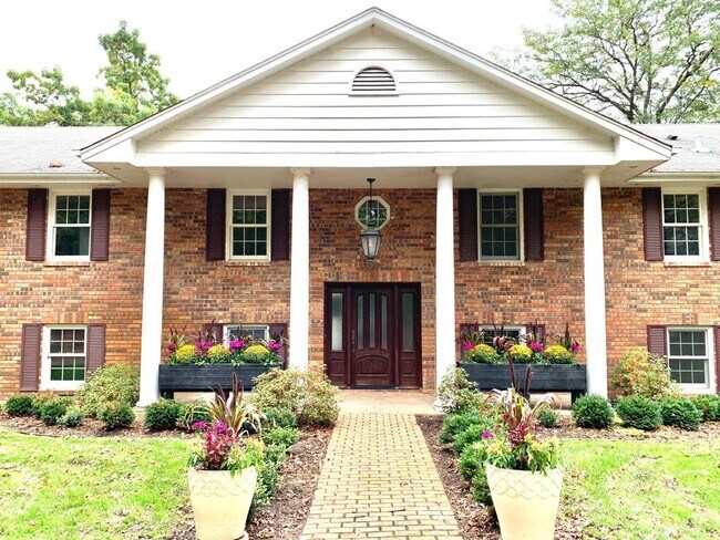 Building Photo - 25 S Deep Lake Rd