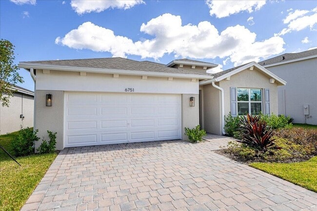 Building Photo - 6751 SE Pk Trce Dr