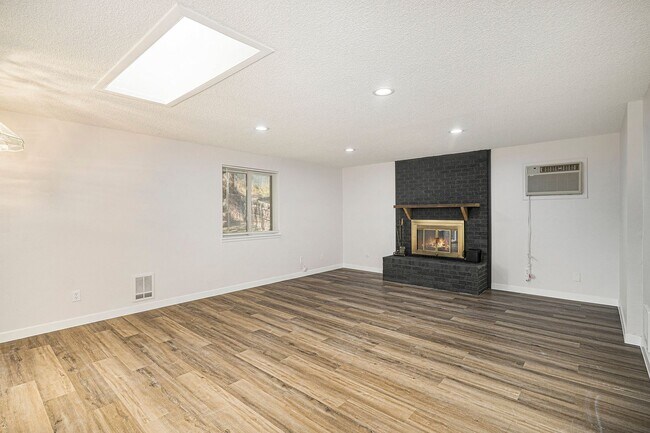 Foto del edificio - Spacious 3-Bedroom Upper Unit with Garage & Private Yard