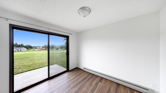 Building Photo - 3 Bed + Office/Bed 2 Bath - Large Lot - On...