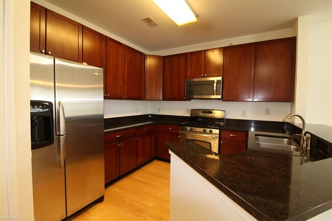 Building Photo - 3 br, 2 bath Condo - 826 W Summerfield Gle...