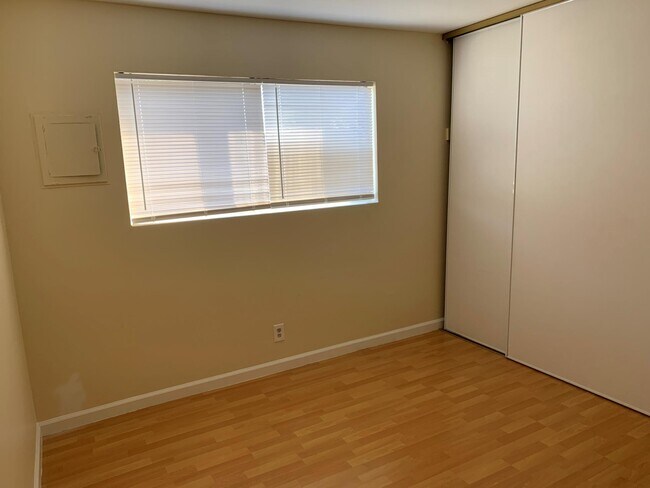 Building Photo - 737 E 5th St