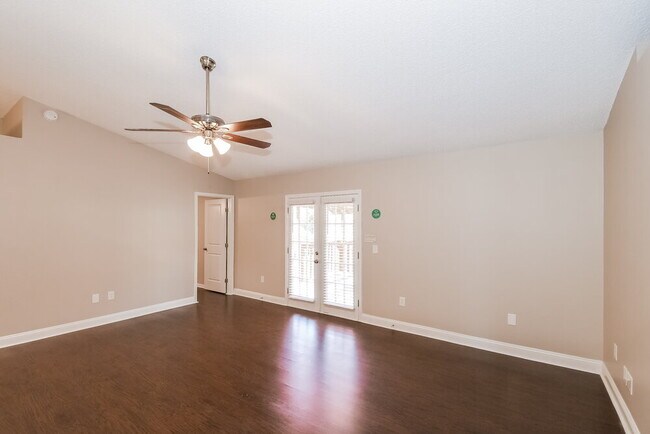Building Photo - 1608 Twin Oak Dr W