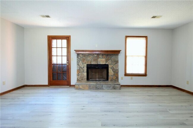 Building Photo - 585 Wayside Dr