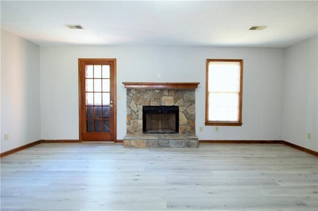Foto del edificio - 585 Wayside Dr