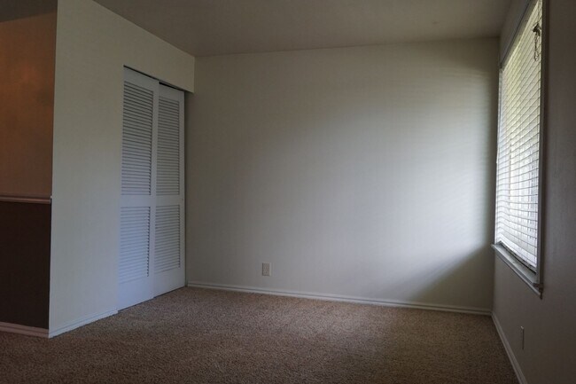 Building Photo - Cozy South Salt Lake 2 Bedroom 1 Bath