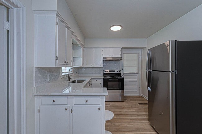 Building Photo - 2864 Hawthorne Dr