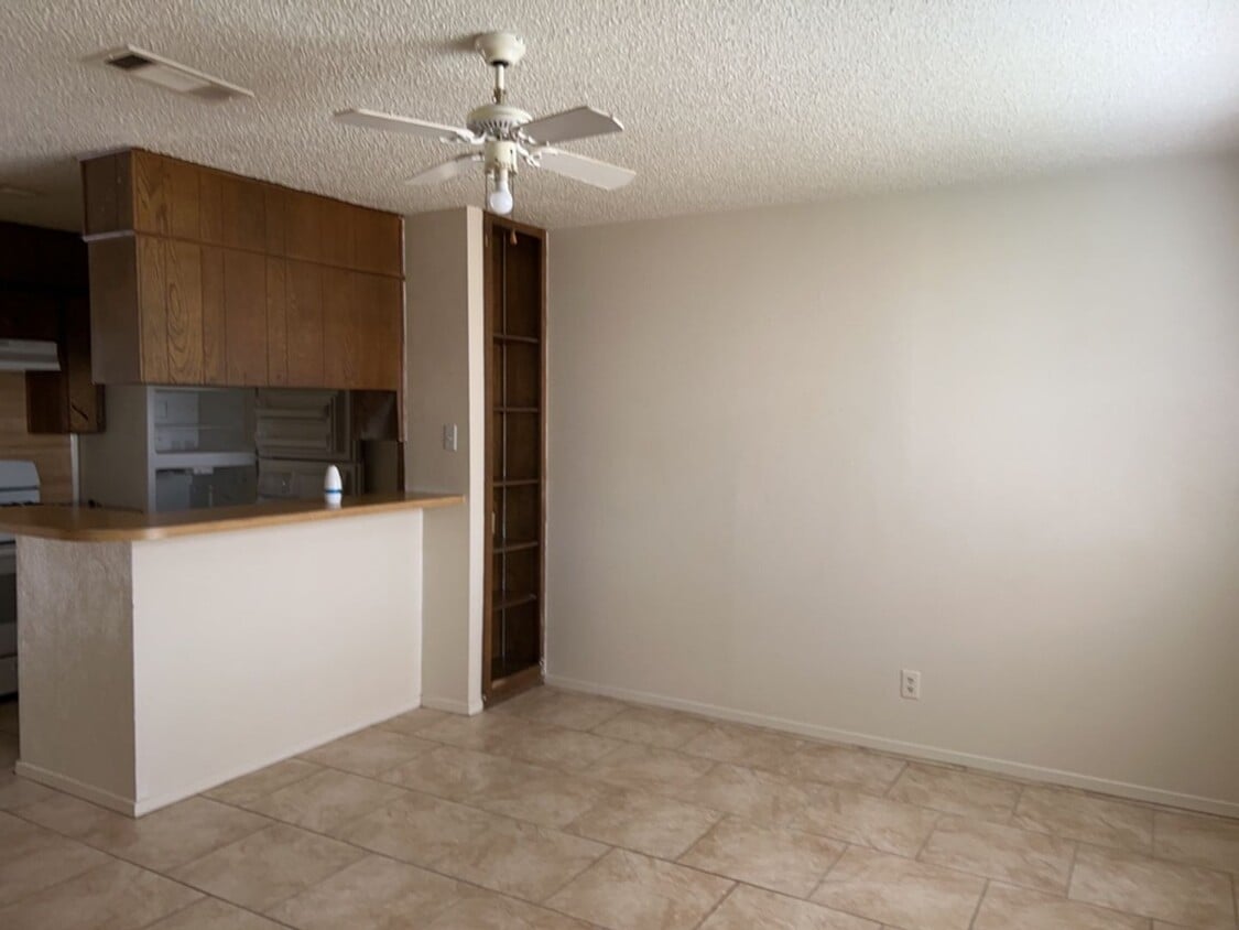 Building Photo - 2210 Silverway Dr