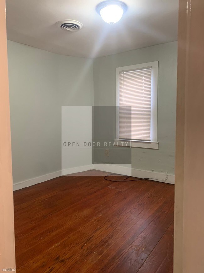 Building Photo - 4 br, 1 bath  - 611 Elm St