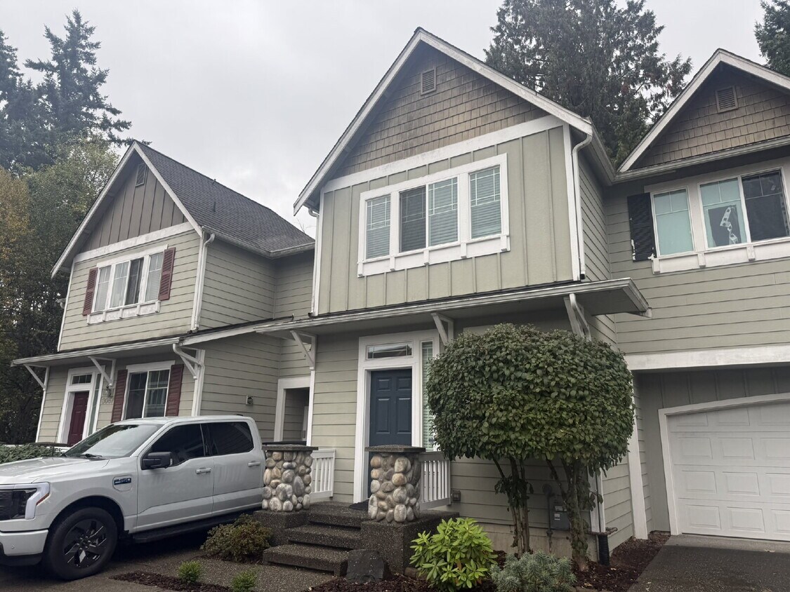 Foto principal - Gorgeous 2 Bedroom 3 bath Townhome Availab...