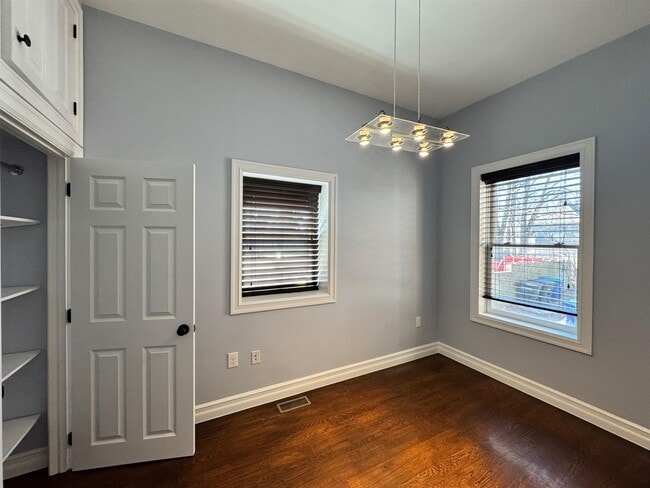 Building Photo - 8 Cross St E