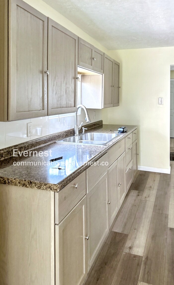 1050 Holmden Ave Cleveland, OH 44109 – photo 2