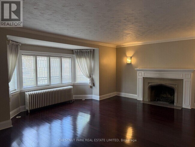 Building Photo - 889 Avenue Rd