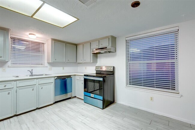 Building Photo - 14035 Utopia Dr