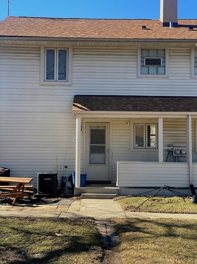 Building Photo - 216 Ash St