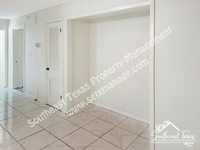 Building Photo - 515 Devon Dr