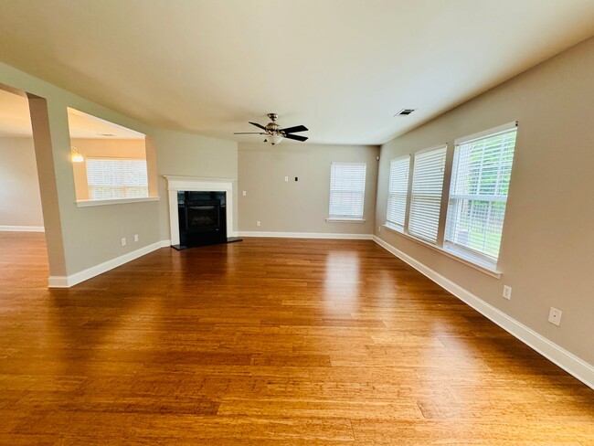 Building Photo - Move-in Ready!