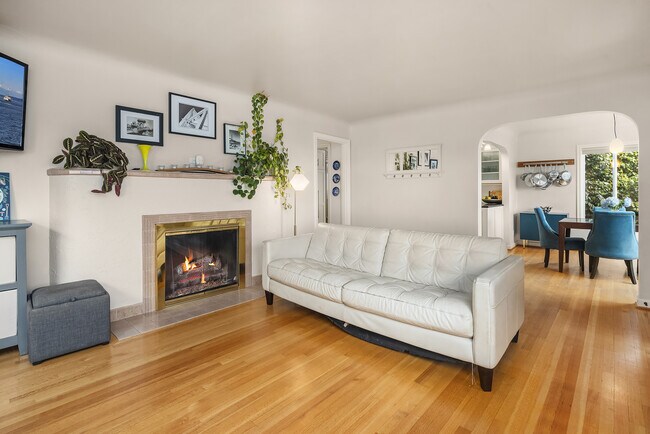 Building Photo - 6924 38th Ave SW
