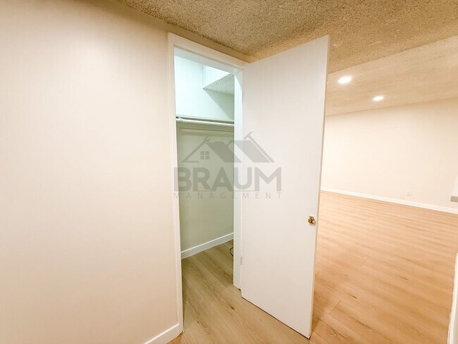 Foto del edificio - 6041 Whitsett Ave