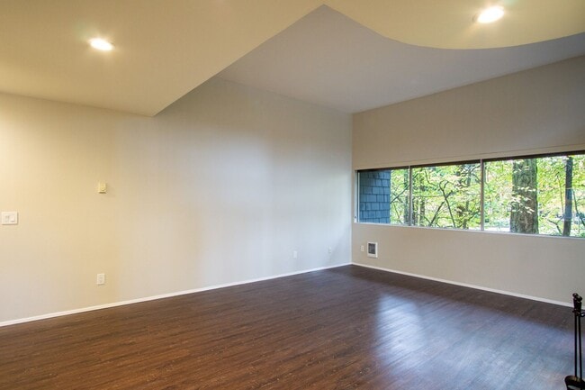 Building Photo - Nicely Updated Lake Oswego 1Bdr w/Fireplace, Dishwasher, W/D & Patio!