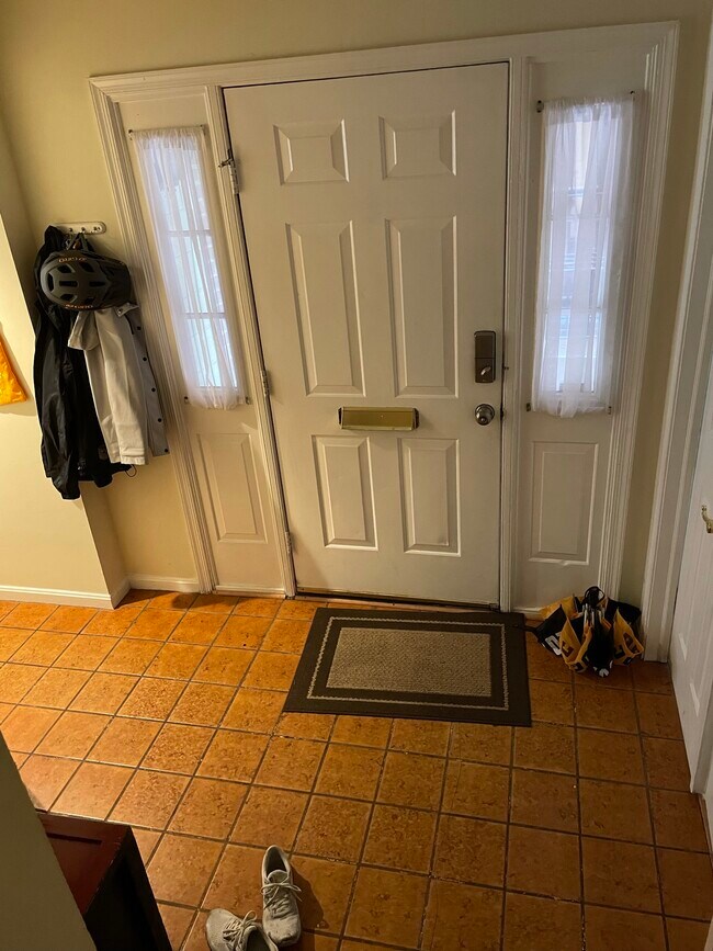 Entrada - 2318 L St NW