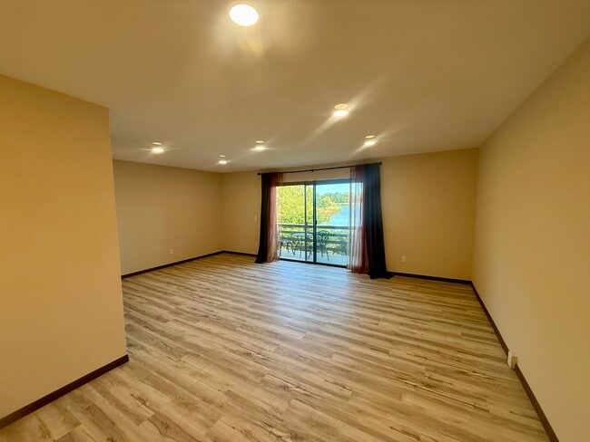 LR - 7217 Park Shores Ct
