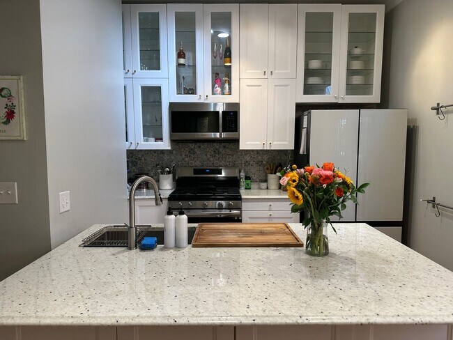 Building Photo - 3 Bedroom 1.5 Bath Condo in Shaw Neighborhood, Backyard, Recently Renovated, Fabulous Modern Feat...