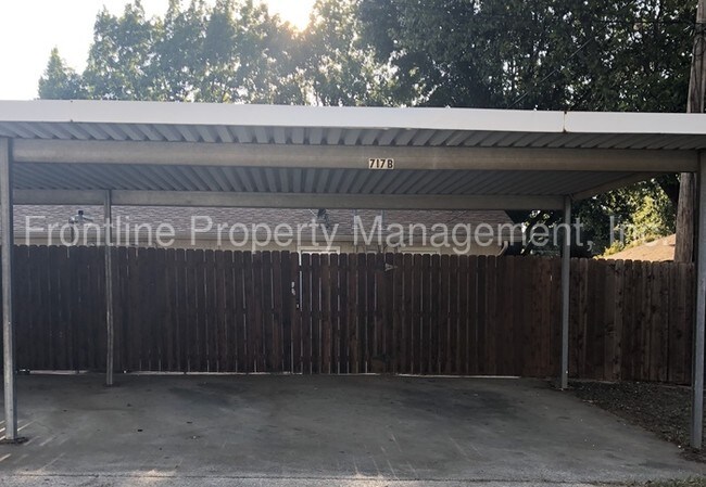 Building Photo - Three bedroom duplex ready for move in