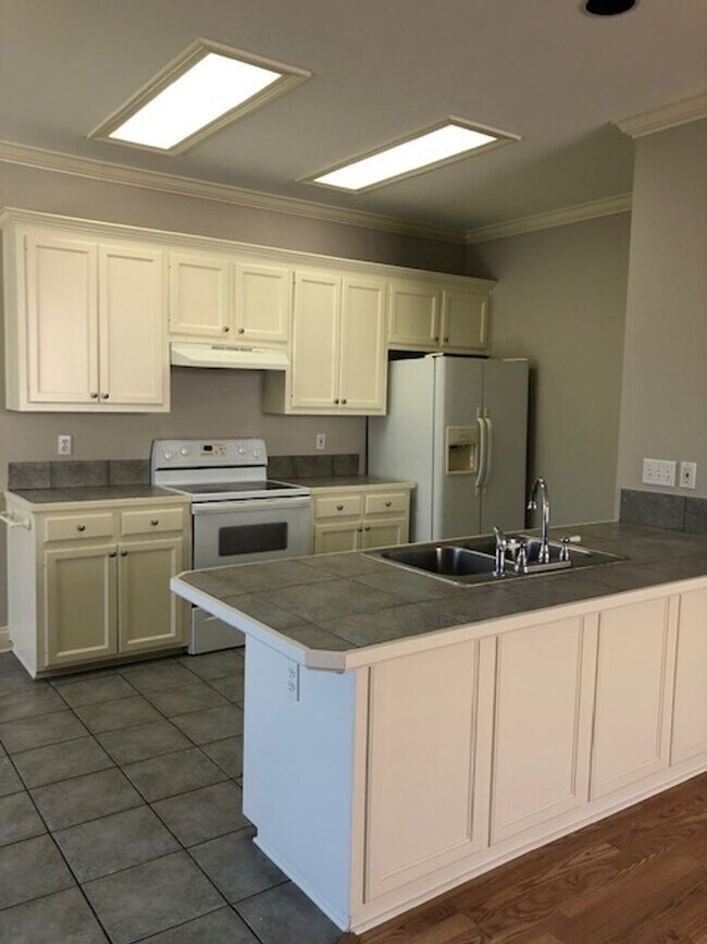 Building Photo - Great price 3BR LSU area!