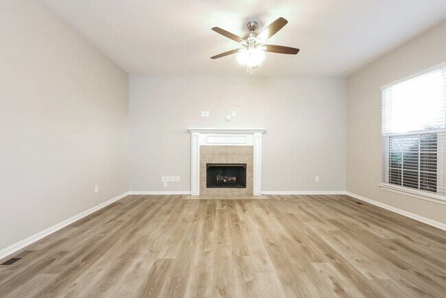 Building Photo - 105 Lightberry Ln