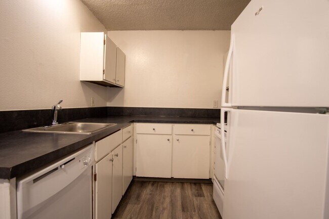 Photo - Nicely Renovated One Bedroom Near OHSU Ava... Apartment