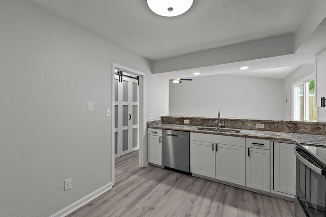 Building Photo - 871 Riverbend Rd