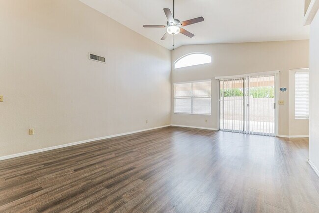 Foto del edificio - 4255 E Balsam Ave