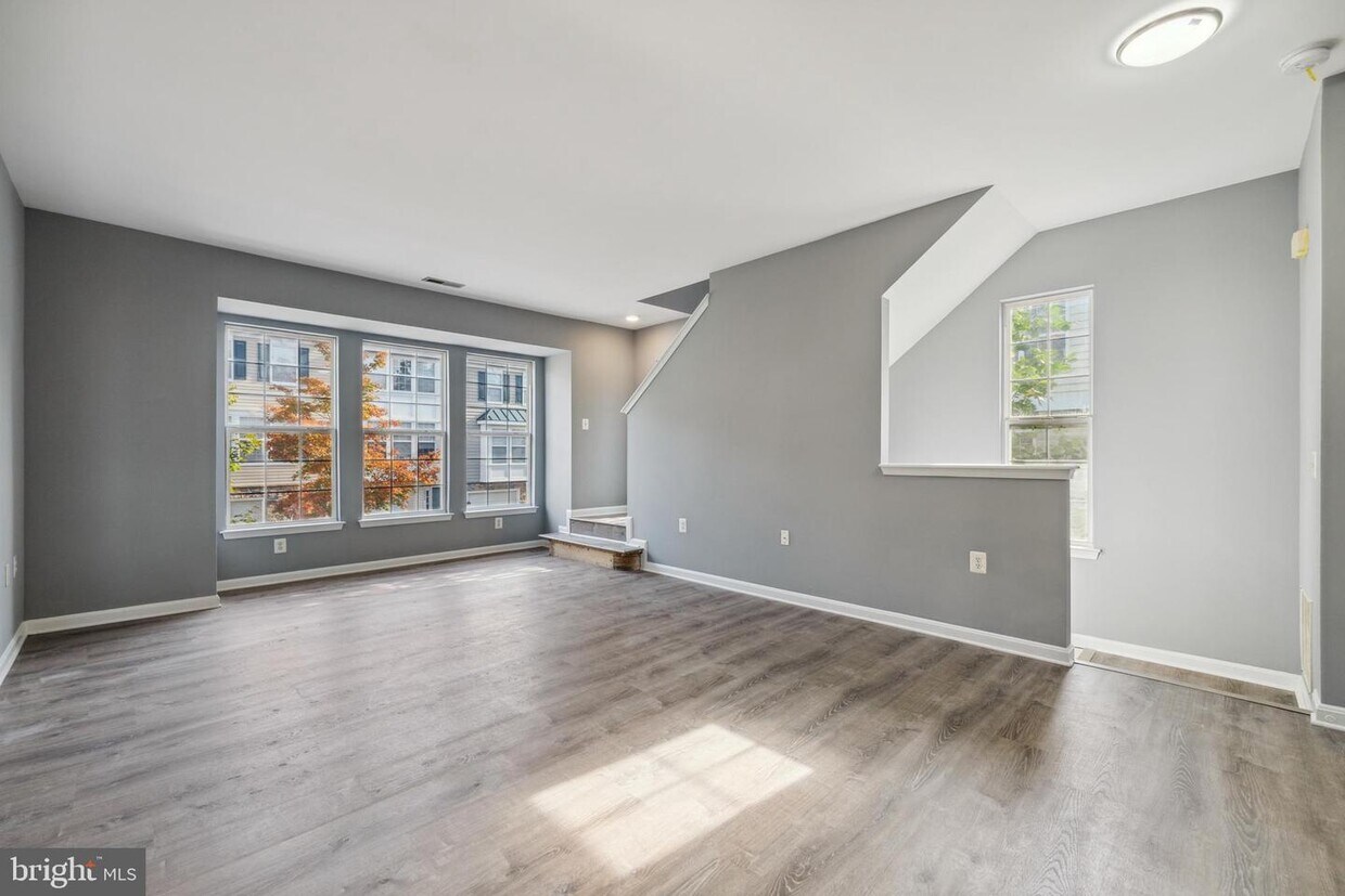Primary Photo - 22946 Fontwell Square