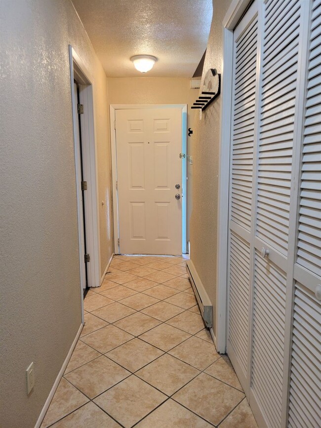 Foto del edificio - Two Bedroom Condo Near Seasonal Creek