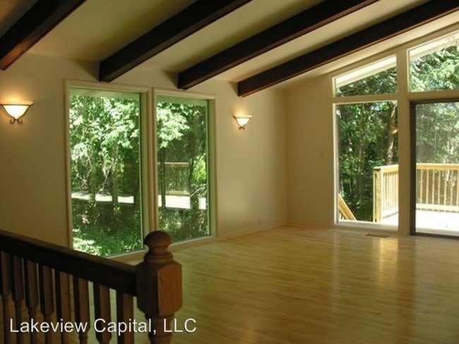 Building Photo - 132 Lakeview Dr