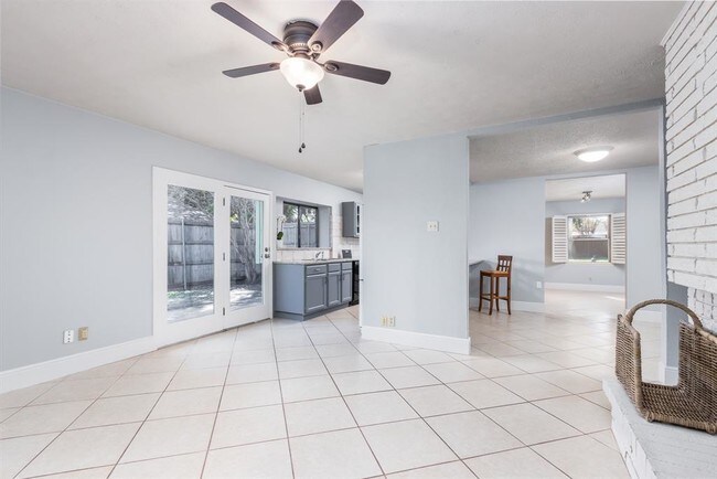 Building Photo - 1113 Villa Downs Dr