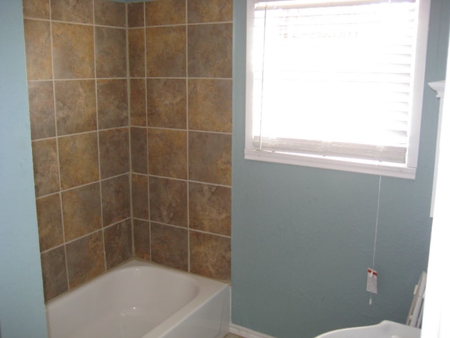 Building Photo - 1108 W 4th St