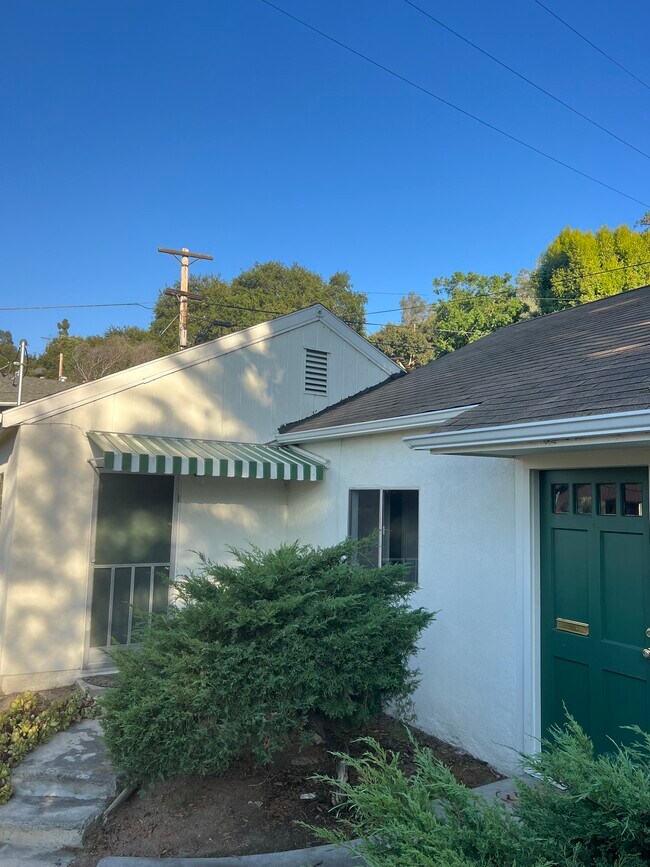 Foto del edificio - 1216 Oak Grove Dr