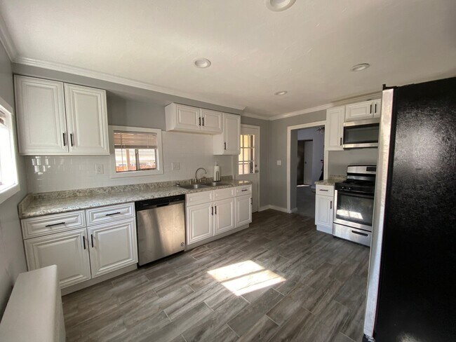 Foto del edificio - RENOVATED 2 BEDROOM IN THE HEART OF BLOOMFIELD!