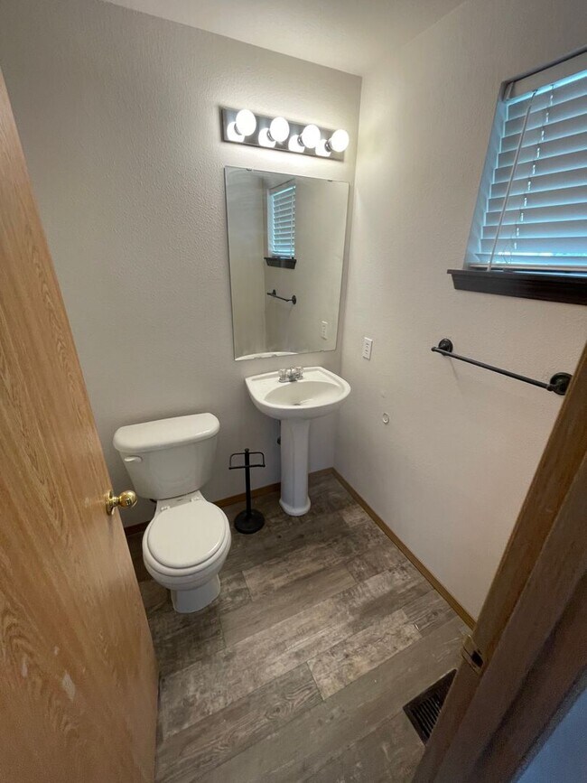 Building Photo - Spacious Home in Desirable Puyallup Neighb...