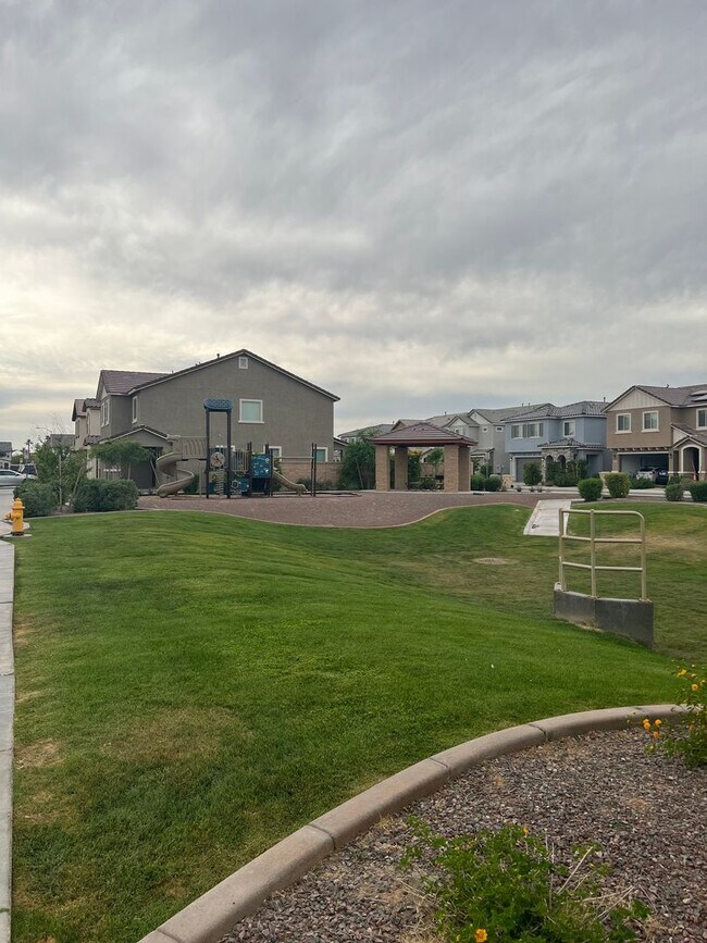 Building Photo - gated community 4 bed 2 bath home