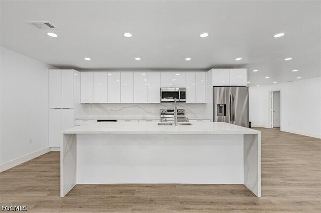 Foto del edificio - 6043 Birnam Wood Ln